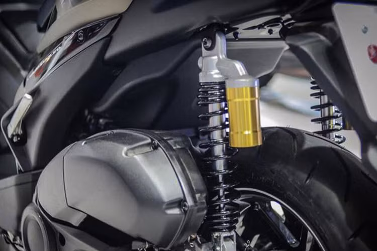 Ngoài việc sử dụng dòng động cơ có dung tích lên tới 155cc, Yamaha còn trang bị cho NVX nhiều công nghệ mới như đèn pha LED, đèn hậu LED, màn hình LCD rộng 5,8 inch, lốp sau bản rộng với kích thước 140/70-14, hệ thống tự động ngắt và khởi động lại động cơ khi dừng, khóa thông minh, phanh ABS (trên phiên bản cao cấp)...