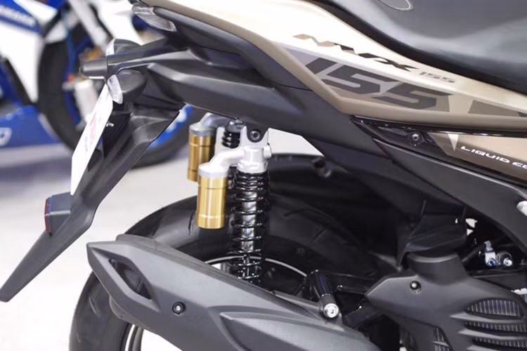 Xe có kích thướ dài x rộng x cao là 1.990 x 700 x 1.125, cùng chiều dài cơ sở 1.350mm, tức lớn khá nhiều so với mẫu xe ga Yamaha Nouvo trước đây, đồng thời tạo cảm giác bề thế, sang trọng. Nhưng Yamaha NVX thực tế tương đối nhẹ với khối lượng ướt (xăng đầy bình) là 116kg cho bản tiêu chuẩn và 118kg cho bản cao cấp (bản NVX ABS).