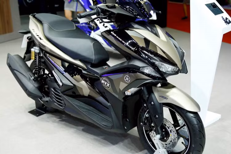 Ở phiên bản đặc biệt mới này, bên cạnh tàn tem áo mới thì xe có thêm chi tiết phuộc sau khác biệt với bản NVX hiện tại. Cụm phuộc này trang bị 2 bình dầu, mang phong cách mới giúp hành trình giảm xóc êm ái hơn.