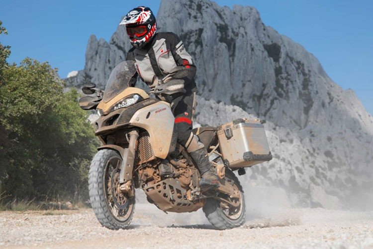 Mức giá xe Ducati Multistrada 1260 Enduro 2019 sẽ chính thức được hãng xe môtô Ducati công bố tại triển lãm EICMA 2018 diễn ra tại Milan, nước Ý vào tháng 11 tới đây. Rất có thể vào năm 2019 nó sẽ cấp bến thị trường Việt Nam theo dạng nhập khẩu chính hãng. 
