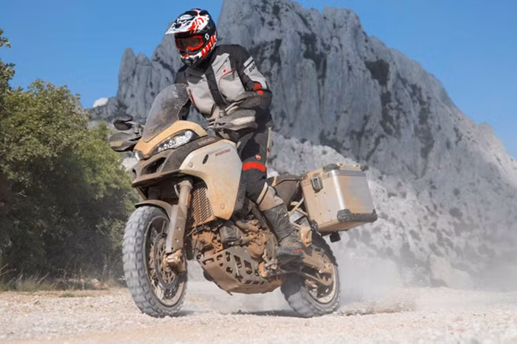 Mức giá xe Ducati Multistrada 1260 Enduro 2019 sẽ chính thức được hãng xe môtô Ducati công bố tại triển lãm EICMA 2018 diễn ra tại Milan, nước Ý vào tháng 11 tới đây. Rất có thể vào năm 2019 nó sẽ cấp bến thị trường Việt Nam theo dạng nhập khẩu chính hãng. 