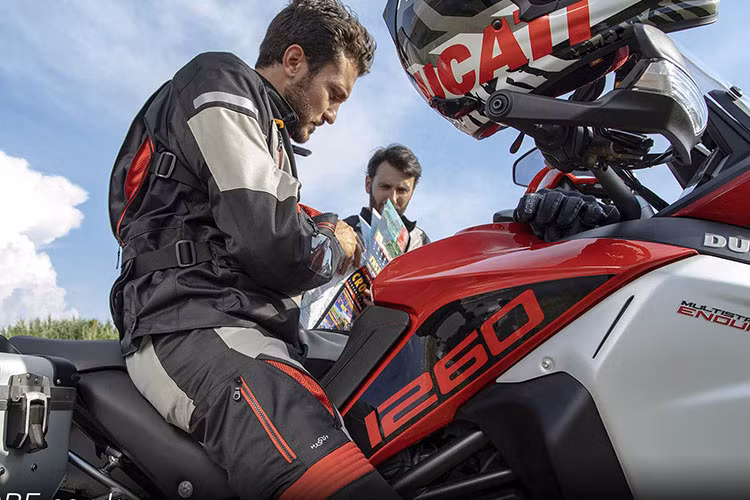 Đúng với cái tên Enduro, Multistrada 1260 Enduro 2019 sử dụng bộ vành nan 17 inch ở sau và 19 inch phía trước, cùng với đó là hệ thống treo điện tử bán chủ động với hành trình 185mm ở cả trước và sau. Để đảm bảo cho những hành trình dài, xe được trang bị bình xăng 30 lít, hỗ trợ tối đa quãng đường 450 km.