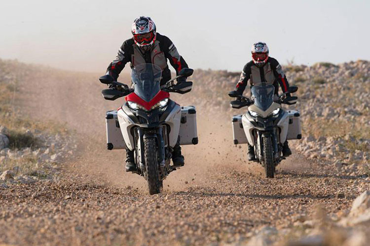 Đễ hỗ trợ tốt hơn cho người lái, xe cũng được trang bị hệ thống sang số nhanh QuickShift, các chế độ lái, thiết lập ga điện tử mới mang đến khả năng kiểm soát ga chính xác hơn. Bên cạnh đó là các tính năng như hệ thống ABS hỗ trợ trong cua, đèn chiếu sáng theo góc cua.