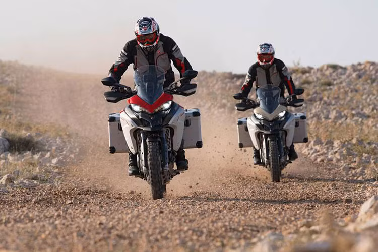 Đễ hỗ trợ tốt hơn cho người lái, xe cũng được trang bị hệ thống sang số nhanh QuickShift, các chế độ lái, thiết lập ga điện tử mới mang đến khả năng kiểm soát ga chính xác hơn. Bên cạnh đó là các tính năng như hệ thống ABS hỗ trợ trong cua, đèn chiếu sáng theo góc cua.