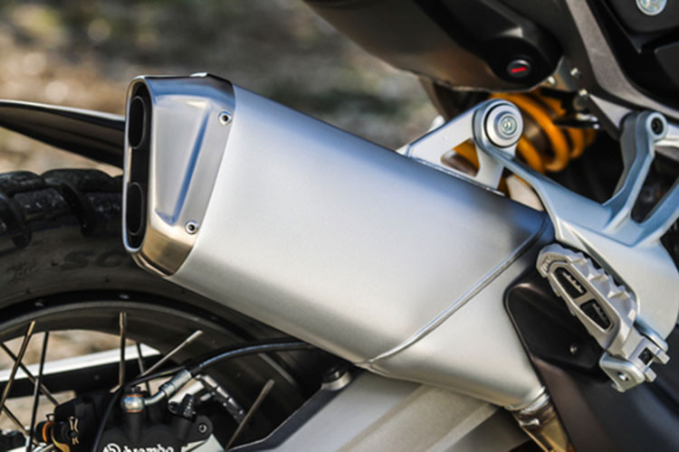 Khối động cơ L-Twin dung tích 1.262cc Testastretta DVT với hệ thống van biến thiên mang đến cho Multistrada 1260 Enduro mang đến cho xe công suất 158 mã lực và khả năng vận hành mượt mà ở dải tua máy thấp. Cải tiến này giúp người dùng không cần phải bận tâm nhiều đến việc chuyển số và tập trung tận hưởng con đường phía trước.