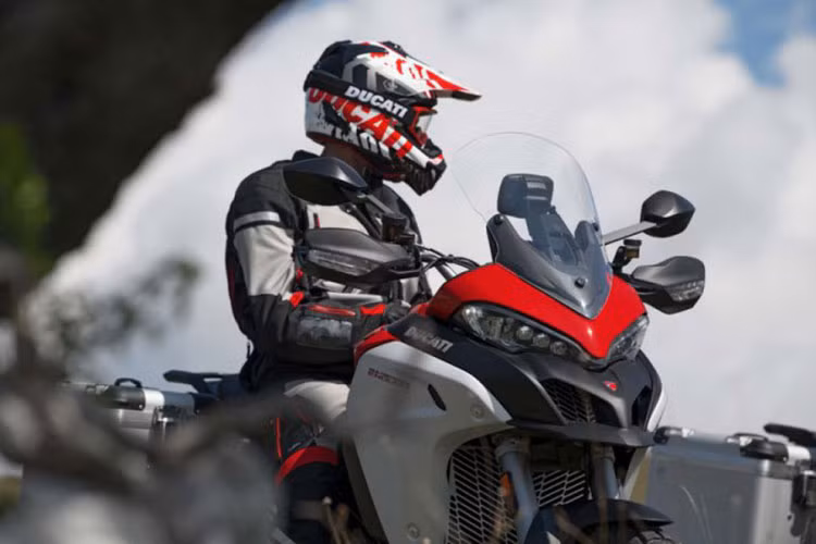 Mẫu xe môtô đường trường cỡ lớn này được phát triển dựa trên Ducati Multistrada 1200 quen thuộc từng xuất hiện và gây tiếng vang trong nhiều năm qua tại. Về thiết kế tổng thể, nó không khác nhiều so với phiên bản trước đó - ngoài những nâng cấp tối ưu hơn cho người sử dụng. 