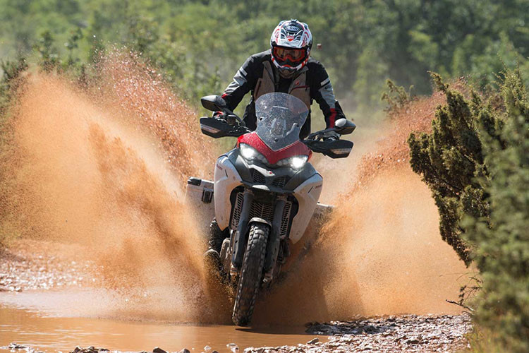 Theo Ducati thì Multistrada 1260 Enduro 2019 sẽ có hai lựa chọn màu sắc là Đỏ Trắng và Vàng Trắng, chính thức có mặt tại đại lý vào đầu năm sau. Người dùng có nhu cầu có thể trang bị thêm cho xe các gói phụ kiện gồm Touring, Sport, Urban và Enduro.