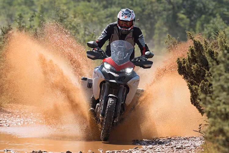 Theo Ducati thì Multistrada 1260 Enduro 2019 sẽ có hai lựa chọn màu sắc là Đỏ Trắng và Vàng Trắng, chính thức có mặt tại đại lý vào đầu năm sau. Người dùng có nhu cầu có thể trang bị thêm cho xe các gói phụ kiện gồm Touring, Sport, Urban và Enduro.