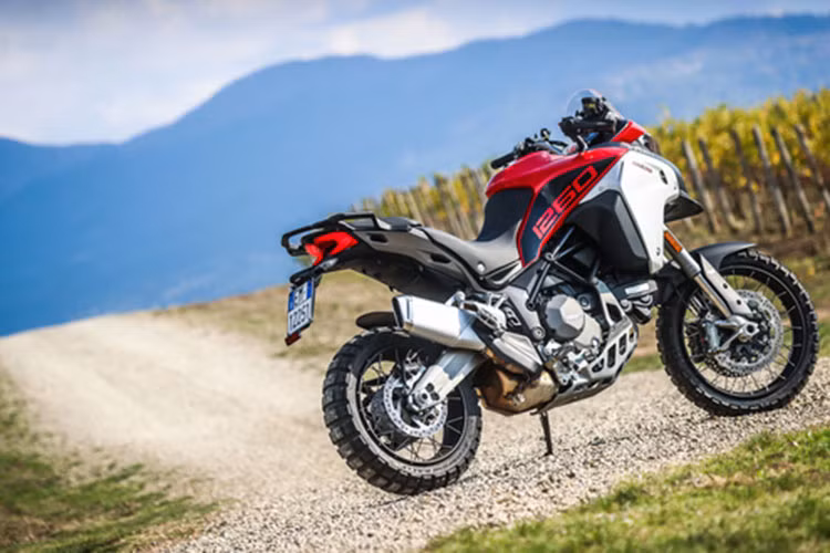 Multistrada 1260 Enduro 2019 là phiên bản offroad được phát triển từ mẫu Ducati Multistrada 1200 trước đây với một số nâng cấp nhằm cải thiện hiệu năng vận hành của xe trên những cung đường xấu và hỗn hợp.