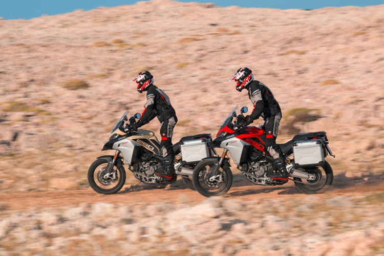 Ngoài ra, hệ thống kiểm soát bênh đầu, hệ thống kiểm soát lực kéo và hệ thống hỗ trợ tạm dừng ở đoạn đường dốc. Người dùng có thể hiệu chỉnh và kiểm soát các tính năng này thông qua ứng dụng Ducati Link cài đặt trên điện thoại thông minh dễ dàng hơn so với trước. 