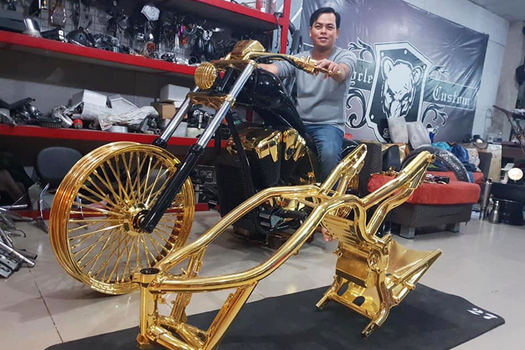 Trong thời gian gần đây, dự luận trong nước xôn xao về người đàn ông đeo nhiều vàng nhất Việt Nam trên người. Qua tìm hiểu, người đàn ông đó tên thật là Trần Ngọc Phúc (SN 1982, tự Phúc XO, ngụ quận 12, TP HCM). Mới đây, anh chàng này lại tiếp tục gây sốc khi mạ vàng xế nổ - cụ thể là hai chiếc xe môtô Harley-Davidson.