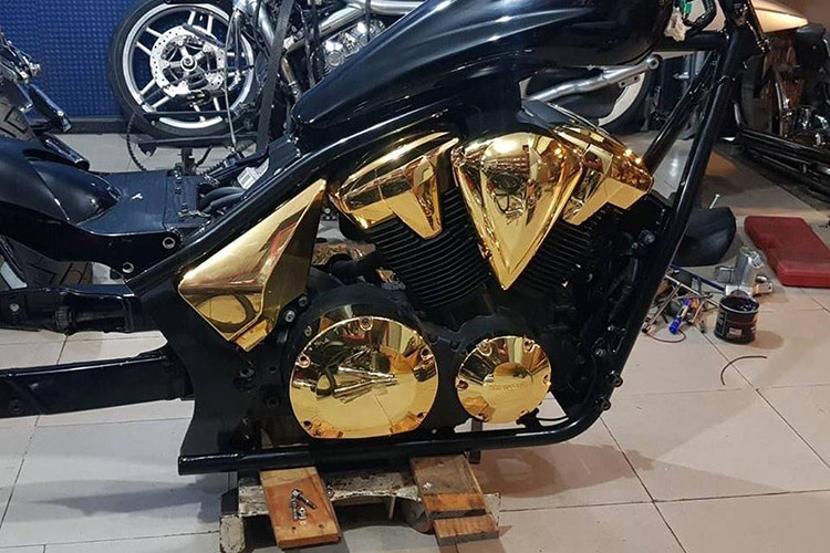 Được biết, hai bản độ Dyna và V-Rod Muscle của Harley-Davidson này được xưởng độ Sang Thanh Đa (STD Motocycle Custom) hoàn thiện. Các chi tiết mạ vàng thật, theo anh Sang thì được mang ra nước ngoài làm.