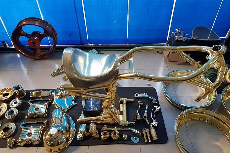 Các chi tiết của chiếc xe Harley-Davidson mạ vàng như ghi đông, khung sườn, yên xe và vành... cho đến từng con ốc cũng được chủ nhân cho mạ vàng thật 100%. Theo anh Phúc, đây là công nghệ nhúng vàng ở nước ngoài.