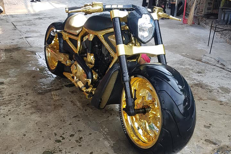 Ngoài các chi tiết được mạ vàng, vẫn cs những chi tiết không thể hoàn thành hết được và sơn tĩnh điện màu đen. Lốp trước của xe cũng lên bánh béo tới 200 inch nhờ bộ vành "hàng thửa".