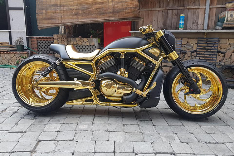 Nhờ có gắp sau bằng nhôm CNC "thửa riêng cùng cặp phuộc mới, chủ xe đã có thể lên bánh sau với mâm bản siêu rộng được mạ vàng bóng loáng, đi kèm với lốp kích thước "khổng lồ" 300/30/17.