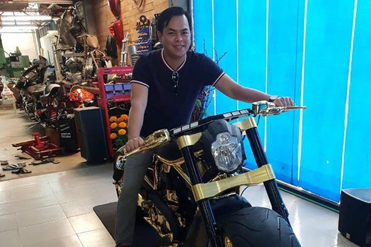 Theo anh Phúc tiết lộ, trên người anh đeo khoảng 13 tỉ đồng và vàng đều tính ký. Cụ thể, anh Phúc đeo 4 chiếc nhẫn, mỗi chiếc nửa kg, sợi dây chuyền 5kg và 2 chiếc vòng 5kg, mặt thắt lưng cũng bằng vàng.