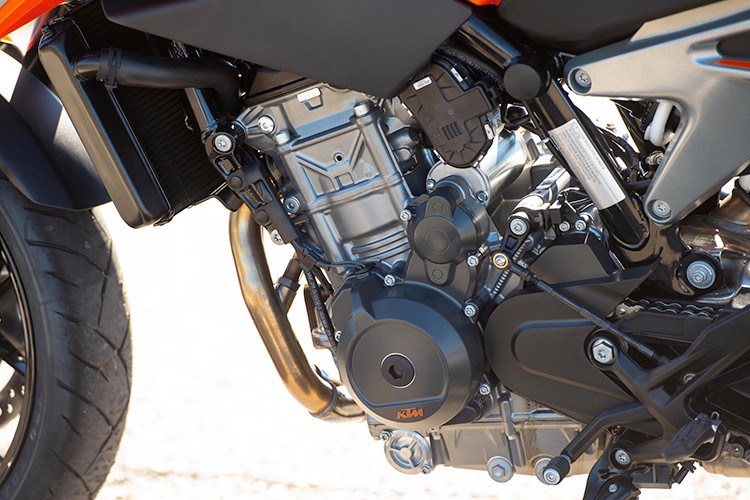Không chỉ có ngoại hình mới, KTM 790 Duke 2019 còn được trang bị động cơ LC8 với xylanh đôi, dung tích 799cc, làm mát bằng dung dịch, đi kèm hộp số côn tay 6 cấp, sản sinh công suât 103,5 mã lực và mômen xoắn cực dại 86 Nm.