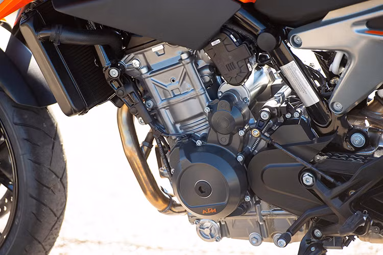 Không chỉ có ngoại hình mới, KTM 790 Duke 2019 còn được trang bị động cơ LC8 với xylanh đôi, dung tích 799cc, làm mát bằng dung dịch, đi kèm hộp số côn tay 6 cấp, sản sinh công suât 103,5 mã lực và mômen xoắn cực dại 86 Nm.