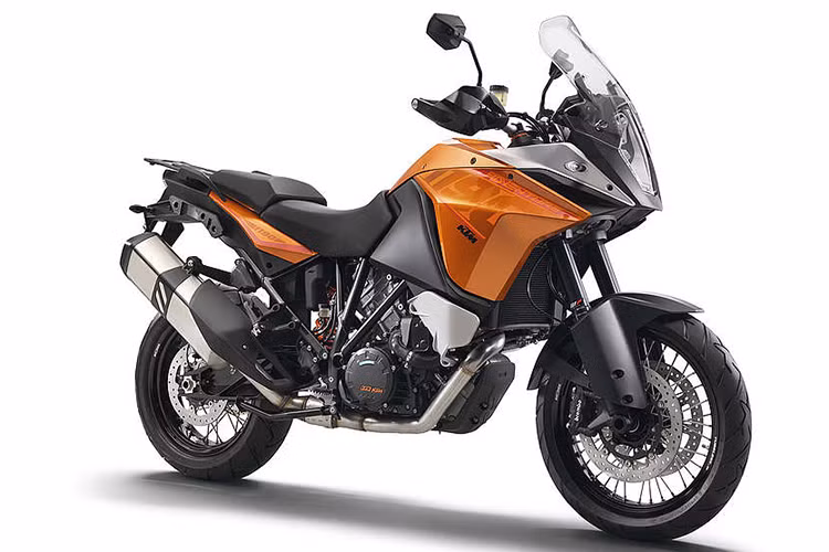 KTM 390 Adventure là phiên bản việt dã được hãng xe máy KTM phát triển từ Duke 390 đã 1 năm nay. Trong thời gian gần đây, rất nhiều hình ảnh KTM 390 Adventure chạy thử nghiệm trên đường phố đã được đăng tải, đây là dấu hiệu cho thấy KTM 390 Adventure đã sẵn sàng để được sản xuất hàng loạt sau khi vượt qua các bài kiểm tra và đánh giá khác nhau.