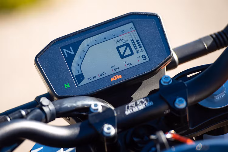 Kế nhiệm "người anh em" KTM 690 Duke, chiếc KTM 790 Duke 2019 sở thừa hưởng ngôn ngữ thiết kế mới nhất của hãng với vẻ ngoại sắc sảo và tối giản, thiết kế mặt đèn pha được chia thành hai phần riêng biệt tương tự như chiếc 1290 Super Duke R.