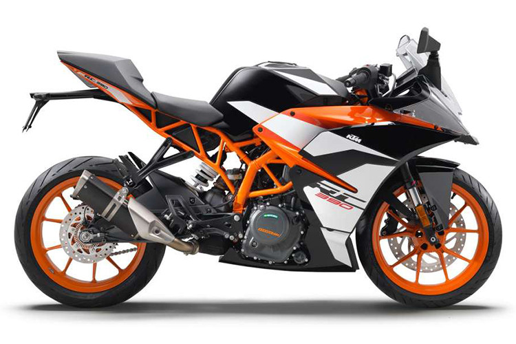 Dựa vào các hình ảnh spyshot mới nhất thì KTM RC 390 2019 sẽ có phần đầu và thân xe thân xe thiết kế sắc sảo hơn, kính chắn gió trước dạng lồi chiếm gần trọn phần đầu xe. Thiết kế đèn pha của xe có vẻ sẽ được thiết kế lại gần giống với siêu môtô KTM RC8 cũ.