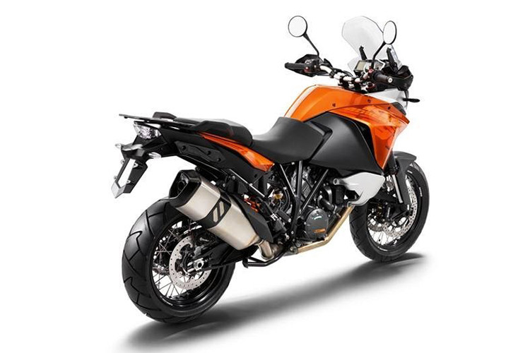 Được phát triển từ Duke 390 nên KTM 390 Adventure 2019 sử dụng chung khung và động cơ với người anh em của mình. Tuy nhiên để phù hợp hơn với mục đích việt dã, khung xe đã được cải tiến và gia cố lại, hệ thống treo có hành trình dài hơn và động cơ được hiệu chỉnh nhằm tăng sức mạnh ở dải tua thấp và tầm trung.