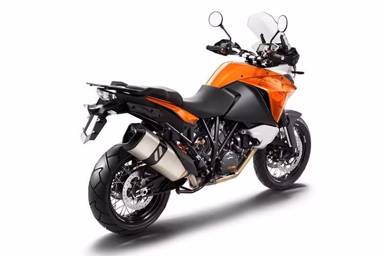 Được phát triển từ Duke 390 nên KTM 390 Adventure 2019 sử dụng chung khung và động cơ với người anh em của mình. Tuy nhiên để phù hợp hơn với mục đích việt dã, khung xe đã được cải tiến và gia cố lại, hệ thống treo có hành trình dài hơn và động cơ được hiệu chỉnh nhằm tăng sức mạnh ở dải tua thấp và tầm trung.