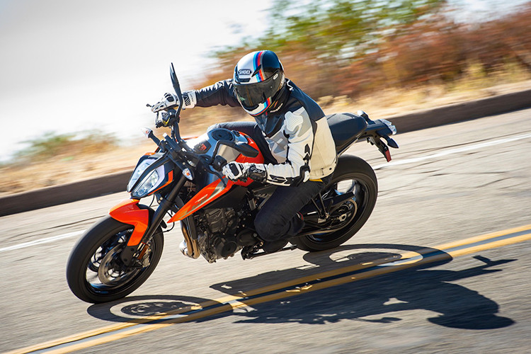 Về trang bị, KTM 790 Duke mang đến cho người dùng hàng loạt các tính năng và công nghệ như hệ thống kiểm soát ổn định xe, hệ thống kiểm soát lực kéo chống trượt nhiều cấp độ, các chế độ lái, hệ thống kiểm soát đề-pa, kiểm soát bốc đầu, hệ thống chống bó cứng phanh ABS hỗ trợ trong cua, hệ thống sang số nhanh hai chiều và rất nhiều công nghệ khác.