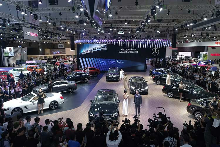 Tại VMS 2018, thống kê từ ban tổ chức cho thấy hãng xe sang Mercedes-Benz sở hữu gian hàng lớn nhất với diện tích gần 1.000 mét vuông. Đồng thời thương hiệu "ngôi sao ba cánh" mang tới trưng bày số xe nhiều nhất, lên tới 21 mẫu xe khác nhau, bao gồm 14 mẫu xe ở khu vực trung tâm và 7 xe ở khu vực Xe đã qua sử dụng chính hãng.
