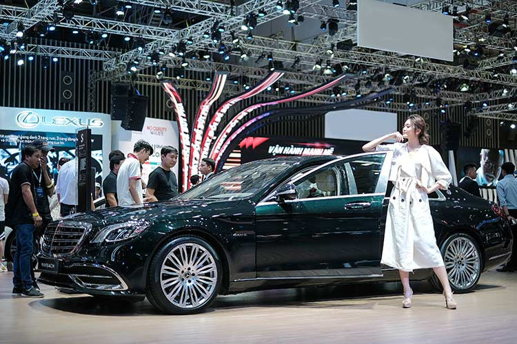 Như thường lệ, Mercedes gắn bó với thiết kế Silver Flow vốn đã là bản sắc tại các kỳ triển lãm. Năm nay, MBV hướng đến một gian hàng tinh giản, tiết mục trình diễn đơn giản, trang bị hệ thống ánh sáng chuyên dụng nhằm tập trung vào trải nghiệm sản phẩm thuận tiện cho khách tham quan và các đơn vị truyền thông, báo chí.