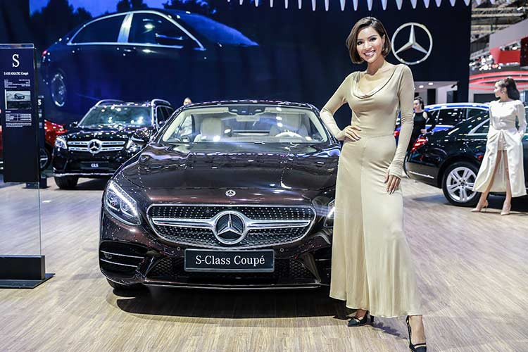 Nổi bật ở giữa không gian triển lãm là khu vực đón khách Star Lounge theo tiêu chuẩn 5 sao của MBV nhằm mang đến không gian thư giãn và tương tác dành cho khách hàng. Bên cạnh đó, không gian trưng bày mẫu xe Mercedes-Maybach kết hợp phòng khách VIP được thiết kế với những tiêu chuẩn cao nhất.