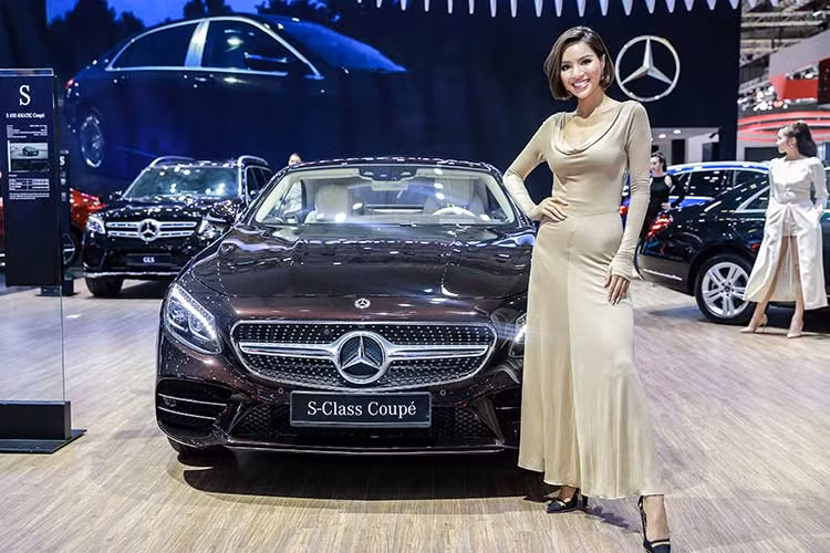 Nổi bật ở giữa không gian triển lãm là khu vực đón khách Star Lounge theo tiêu chuẩn 5 sao của MBV nhằm mang đến không gian thư giãn và tương tác dành cho khách hàng. Bên cạnh đó, không gian trưng bày mẫu xe Mercedes-Maybach kết hợp phòng khách VIP được thiết kế với những tiêu chuẩn cao nhất.