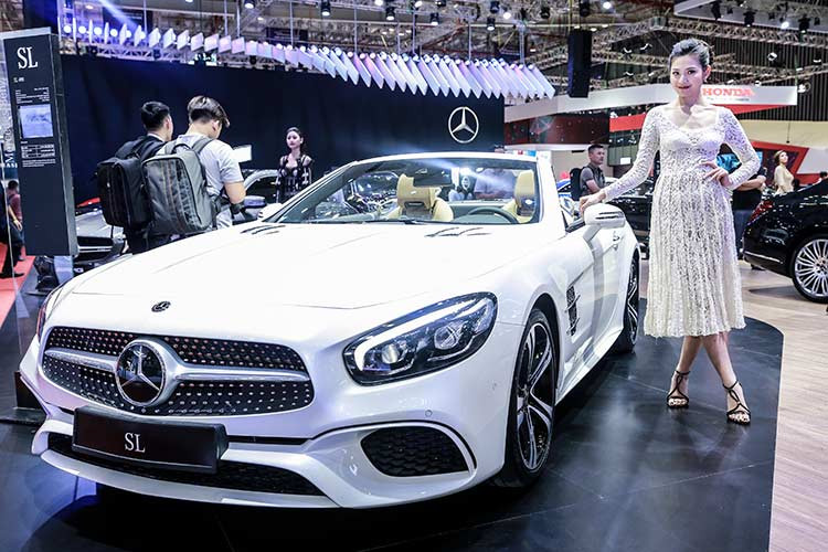 Bên cạnh các mẫu xe đẳng cấp và khu trưng bày sang trọng, điểm thu hút của gian hàng Mercedes-Benz tại VMS 2018 còn nằm ở các ưu đãi dành cho khách mua xe. MBV cho biết đây là thời điểm tốt để khách mua dòng C và E-Class nhờ gói hỗ trợ tài chính hấp dẫn.