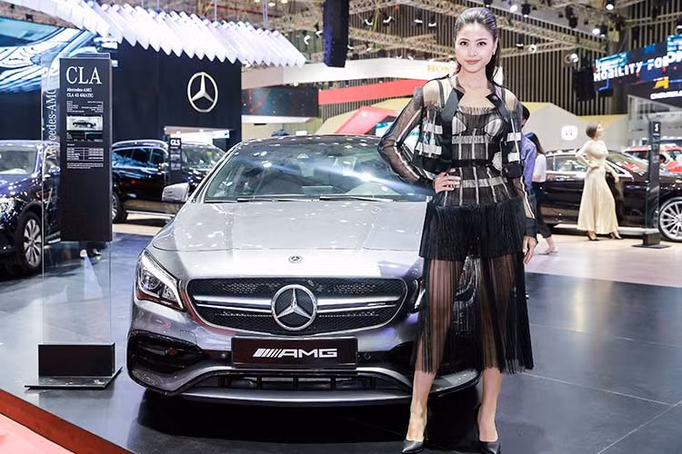 Từ cuối năm 2017 đến nay, MBV đã liên tục bổ sung cho C-Class những trang bị đáng giá để nâng cao trải nghiệm khách hàng như hộp số 9 cấp 9G-TRONIC (cả 3 phiên bản), loa Burmester (C 200), Camera 360 (C 250) và mâm xe đa chấu thể thao 19-inch (C 300)...