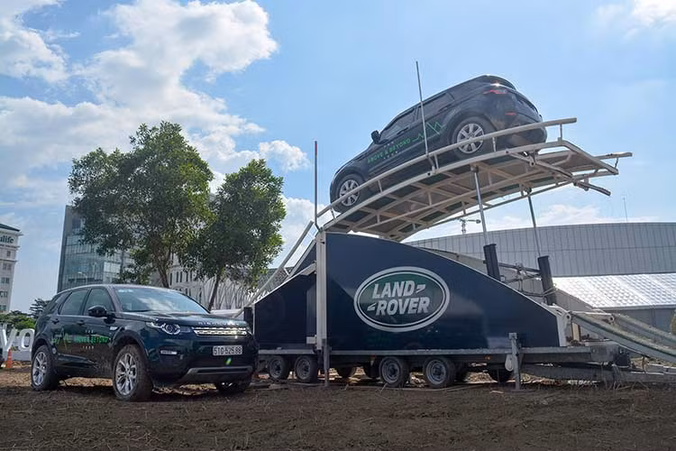 Đặc biệt, hãng sẽ dành tặng chuyến đi khám phá New Zealand cùng Land Rover dài 4 ngày 3 đêm dành cho 2 người cho vị khách mua xe bất kỳ của thương hiệu Land Rover tại Việt Nam ở sự kiện này và thực hiện bài trải nghiệm địa hình tốt nhất tại không gian trải nghiệm của hãng ở VMS.