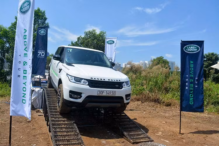 Bài tập đi trên thiết bị với bề mặt địa hình gồ ghề sử dụng Công nghệ Thích ứng Địa hình, tùy vào thể loại địa hình di chuyển như cỏ ướt, băng tuyết, bùn lấy, cát hoặc sỏi đá, hệ thống sẽ tự động nhận biết và thiết lập các thông số tác động đến hệ thống ga, chân phanh, hộp số, phân bổ lực mô-men xoắn, khung gầm, bộ vi sai trung tâm nhằm đảm bảo sự ổn định di chuyển.