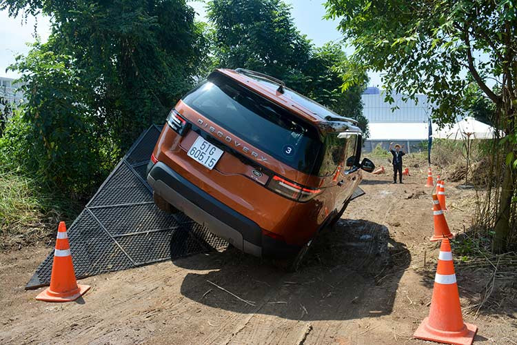 Nội dung các bài chạy trong chương trình bao gồm các bài tập leo dốc và đổ dốc bằng thiết bị chuyên dụng Terrapod đôi, sử dụng công nghệ Hỗ trợ đổ dốc (Hill Descent Control) giúp kiểm soát tốc độ của xe.