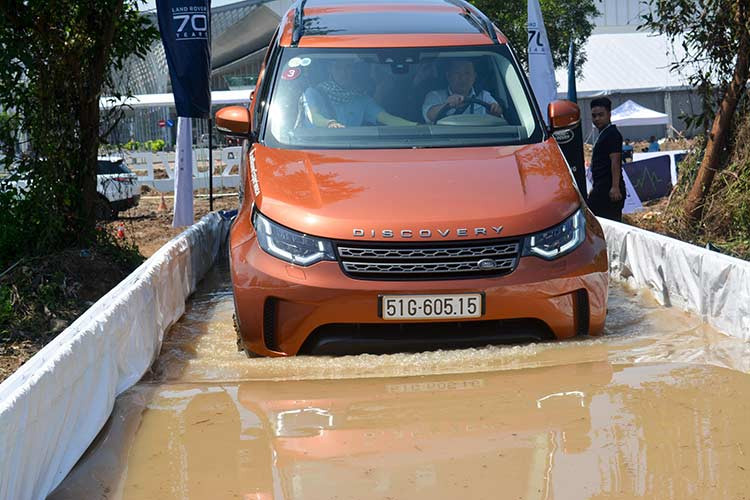 Bài tập đi trên thiết bị dốc nghiêng sử dụng Hệ thống treo khí nén (Air Suspension) giúp hạ thấp xe trong trường hợp dốc nghiêng (nếu mặt đất đủ thông thoáng), tăng chiều cao gầm xe mang đến cảm giác lái thoải mái hơn thay cho các lò xo xoắn.
