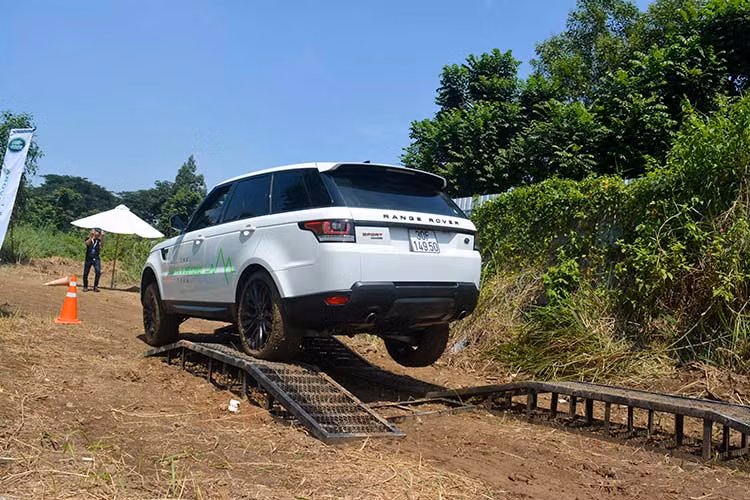 Bài tập lội nước khai thác tính năng chuyển đổi tốc độ cao hoặc thấp (Low &amp; High Range Gears) bằng việc sử dụng dải hộp số thấp giúp bạn kiểm soát ở tốc độ thấp. Dải hộp số cấp số cao và thấp có thể hoạt động cùng lúc.