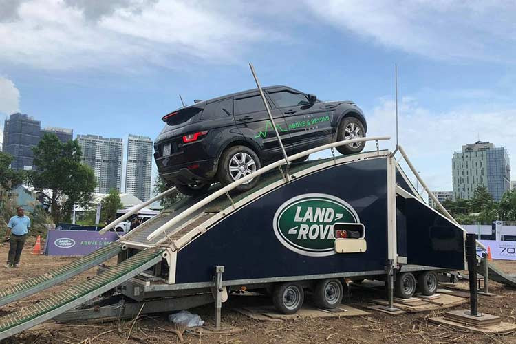 Land Rover là thương hiệu xe địa hình hạng sang hàng đầu thế giới mang tinh thần thách thức mọi giới hạn. Những dòng xe của hãng có khả năng vận "khủng" được kiểm chứng trong suốt lịch sử 70 năm phát triển thương hiệu, gồm Defender, Discovery, Discovery Sport, Range Rover, Range Rover Sport, Range Rover Velar và Range Rover Evoque...