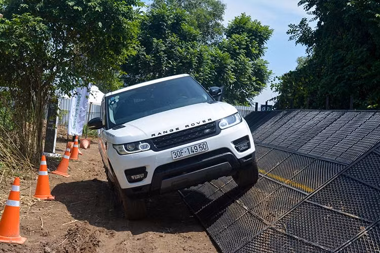 Tốc độ có thể điều chỉnh bằng cách sử dụng ga hoặc bằng hệ thống kiểm soát hành trình. Đồng thời, sử dụng tính năng Phân bổ lực bám (Traction Control) giúp kiểm soát độ bám cùng với hệ thống cân bằng điện tử, sử dụng hệ thống phanh để làm chậm bánh xe quay không có ma sát giúp người lái lấy lại lực để di chuyển.