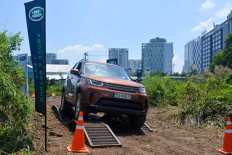 Ngoài ra, các khách hàng tham gia sự kiện cũng sẽ được trực tiếp cầm lái những dòng xe sang Land Rover hoàn toàn mới và thực hiện các bài chạy khác nhau trên những địa hình khác nhau với sự hướng dẫn của các huấn luyện viên chuyên nghiệp.
