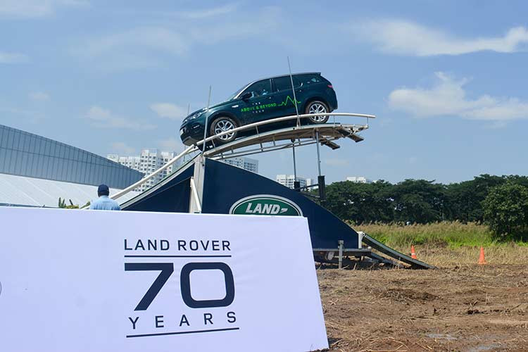 Nhằm mang lại cho khách hàng những trải nghiệm thực tế nhất về các tính năng công nghệ offroad trên những mẫu xe sang Land Rover, hãng xe Anh Quốc tổ chức sự kiện Above &amp; Beyond Tour 2018 dành cho những khách hàng đã đăng ký tại triển lãm Vietnam Motor Show 2018 (VMS).
