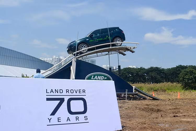 Nhằm mang lại cho khách hàng những trải nghiệm thực tế nhất về các tính năng công nghệ offroad trên những mẫu xe sang Land Rover, hãng xe Anh Quốc tổ chức sự kiện Above &amp; Beyond Tour 2018 dành cho những khách hàng đã đăng ký tại triển lãm Vietnam Motor Show 2018 (VMS).