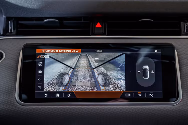 Đặc biệt, Range Rover Evoque 2020 được trang bị công nghệ Ground View, biến nắp capô của xe thành "trong suốt". Cụ thể, công nghệ này sẽ chiếu hình ảnh bên dưới gầm xe lên màn hình cảm ứng bên trên của Range Rover Evoque 2020, mang đến khả năng quan sát 180 độ.