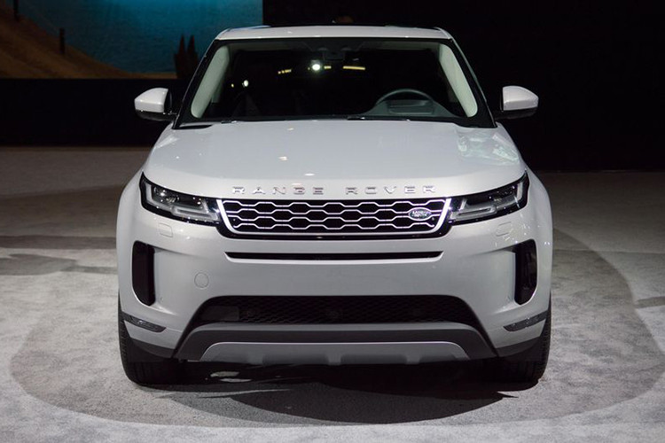 Range Rover Evoque 2020 mới thế hệ hai được thiết kế lấy cảm hứng từ chiếc Velar tầm trung cả trước và phía sau xe. Khác với bản cũ, Range Rover Evoque 2020 có đèn pha mỏng và lưới tản nhiệt hẹp. Hốc gió trước mang kiểu dáng tương tự nhưng cho cảm giác mới mẻ, lôi cuốn hơn.