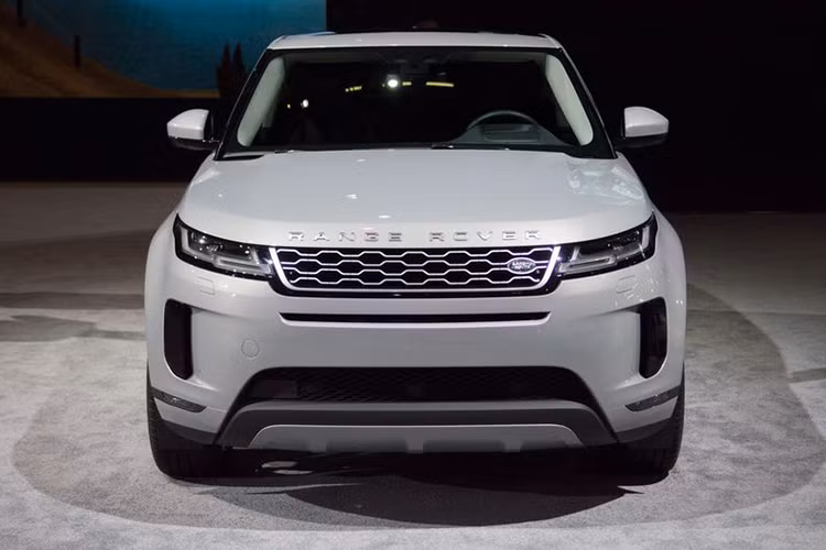 Range Rover Evoque 2020 mới thế hệ hai được thiết kế lấy cảm hứng từ chiếc Velar tầm trung cả trước và phía sau xe. Khác với bản cũ, Range Rover Evoque 2020 có đèn pha mỏng và lưới tản nhiệt hẹp. Hốc gió trước mang kiểu dáng tương tự nhưng cho cảm giác mới mẻ, lôi cuốn hơn.