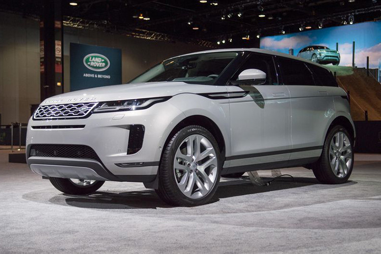 Dự kiến được bày bán trên thị trường Mỹ vào mùa xuân năm nay, Range Rover Evoque 2020 có 5 bản trang bị là S, SE, R-Dynamic S, R-Dynamic SE và R-Dynamic HSE. Ngoài ra, hãng Land Rover sẽ giới thiệu cả phiên bản First Edition của dòng Range Rover Evoque 2020 trong năm đầu tiên mà mẫu xe này được bán ra thị trường.