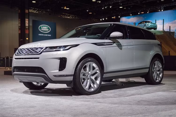 Dự kiến được bày bán trên thị trường Mỹ vào mùa xuân năm nay, Range Rover Evoque 2020 có 5 bản trang bị là S, SE, R-Dynamic S, R-Dynamic SE và R-Dynamic HSE. Ngoài ra, hãng Land Rover sẽ giới thiệu cả phiên bản First Edition của dòng Range Rover Evoque 2020 trong năm đầu tiên mà mẫu xe này được bán ra thị trường.