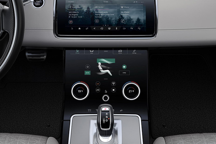 Tùy thuộc vào bản trang bị, Range Rover Evoque 2020 sẽ có ghế bọc da cao cấp, ghế trước chỉnh điện 16 hướng và hệ thống lọc không khí ion hóa. Ngoài ra, người mua có thể chi thêm tiền cho bảng điều khiển trung tâm kỹ thuật số với màn hình 12,3 inch, màn hình hiển thị thông tin trên kính chắn gió và hệ thống Touch Pro Duo với 2 màn hình 10 inch.